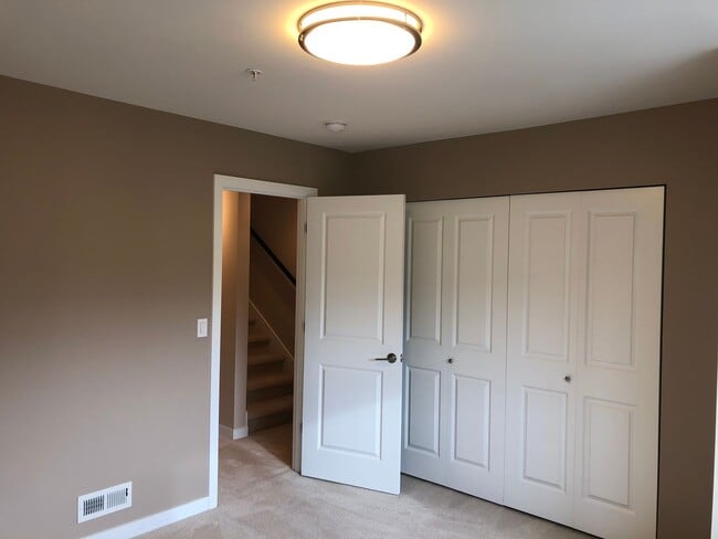 Building Photo - 3bd/2.25ba Issaquah Townhome