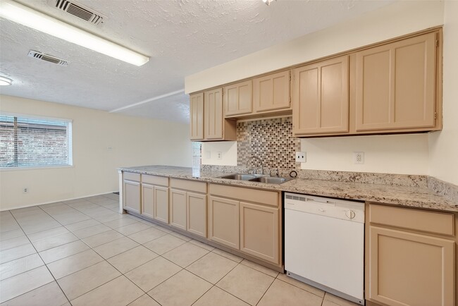 Building Photo - 15811 Pfeiffer Dr