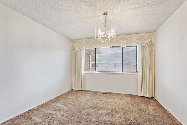 Building Photo - 3 Bedroom 2 Bath Conveniently Located House!