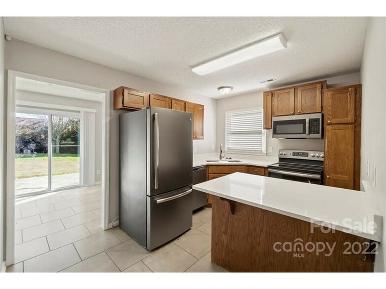 Building Photo - 2404 Devon Dr