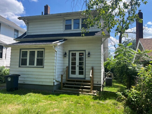 Building Photo - Charming 2-Bedroom Property in Prime Location