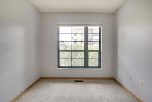 Building Photo - 2566 Ellis Ave