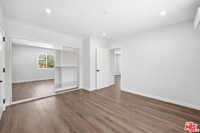 Building Photo - 3121 Oakhurst Ave