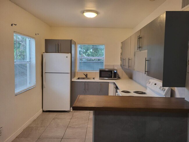 Building Photo - 1013 State St