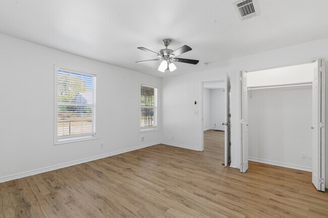 Building Photo - 920 W Ford St