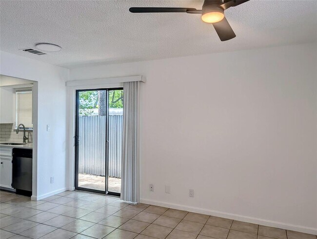 Building Photo - 905 E 51st St