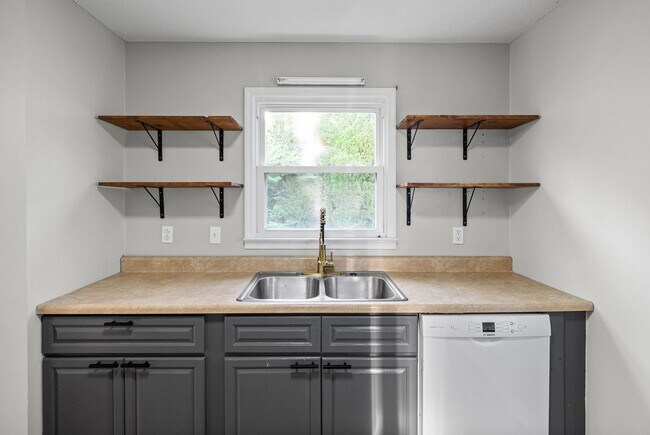 Building Photo - 3 Bedroom 1 1/2 Bath Renovated Home For Rent!