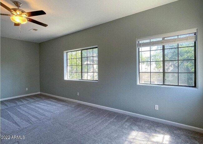 Building Photo - 1124 E Rose Ln