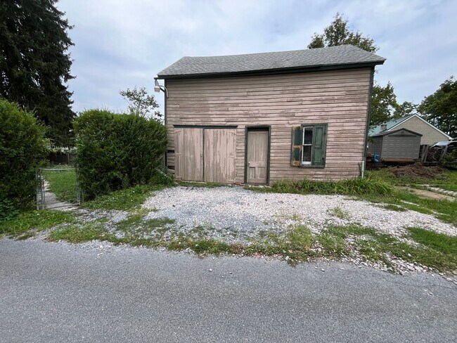 Building Photo - Spacious 4-5 Bedroom, 1.5 Bathroom 2-Story...