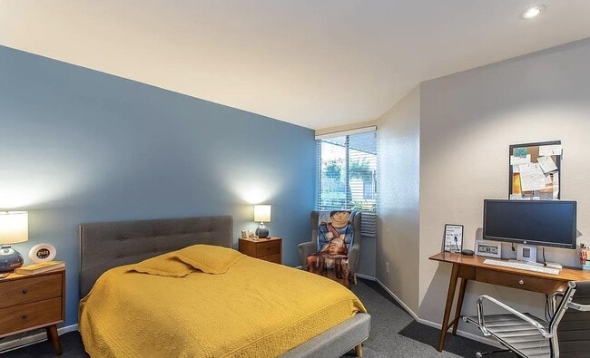 Building Photo - 8530 Holloway Dr