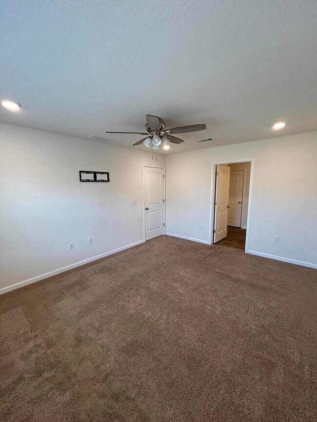 Building Photo - 1048 Limpkin St
