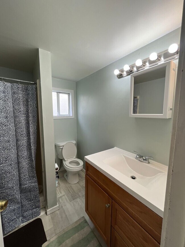 Building Photo - 4 bedroom 1 bath house - Lakeway neighborhood