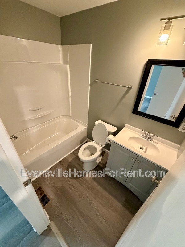 Building Photo - 120 Leslie Ave