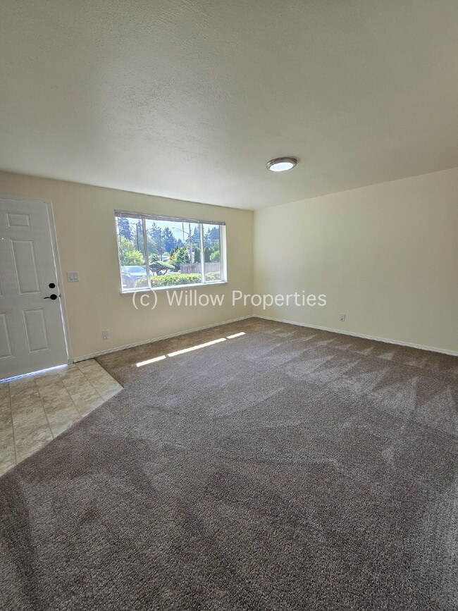 Building Photo - "Charming 1-Bedroom Duplex in Lakewood – C...