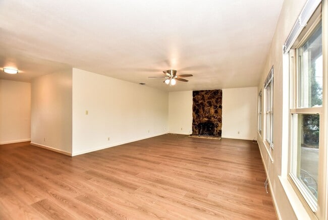 Building Photo - 498 Nut Tree Ct