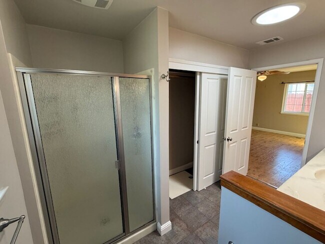 Building Photo - Massive 4-Bedroom home in Quiet Green Vall...