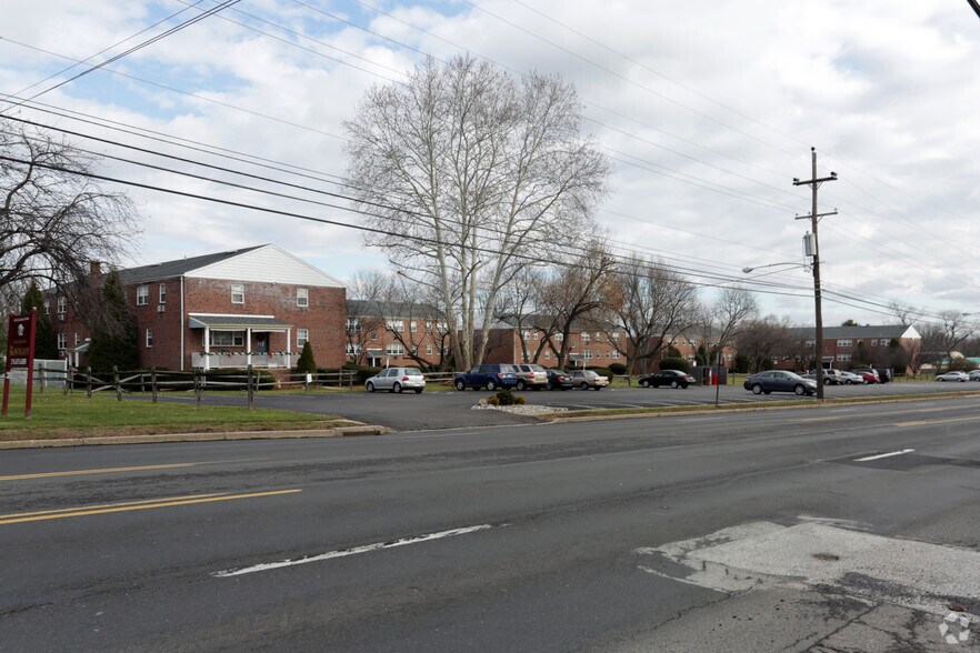 Primary Photo - Rosewood Apartments
