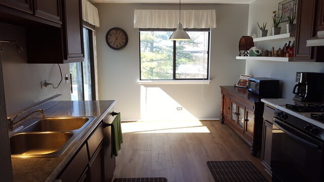 Building Photo - 404 Pinetree Ln