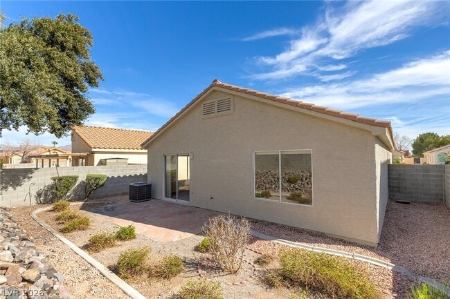 Building Photo - 3385 Wayward Ct