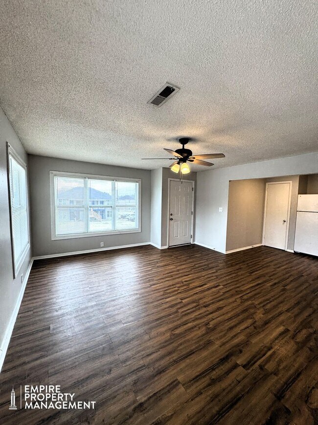 Building Photo - Move In Special: 1/2 Off 1st Month's Rent!!