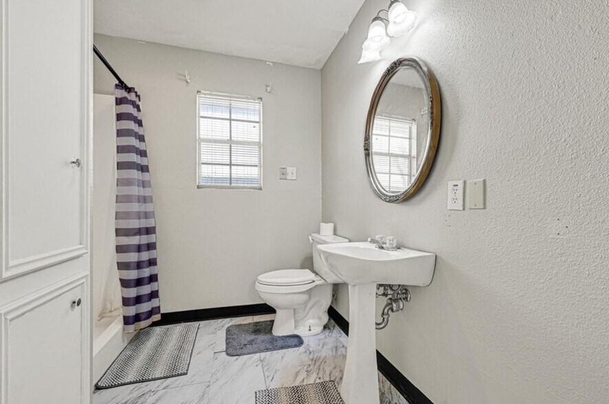 Building Photo - 1109 Frances Dr