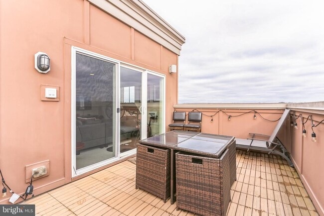 Building Photo - 4560 Longfellow St