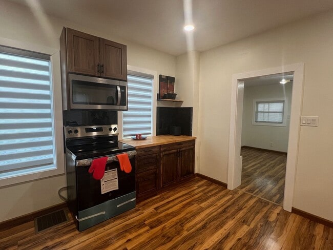 Building Photo - Detroid Shoreway Renovated  4 Bedroom, 2 B...