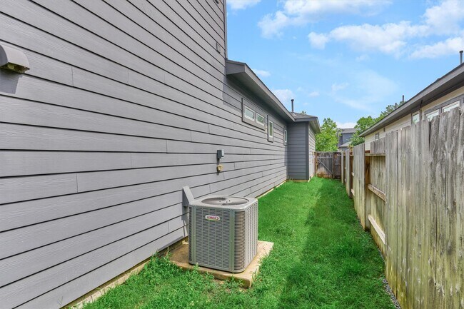 Building Photo - 222 Thistle Dr