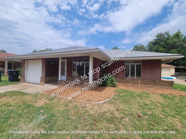 Building Photo - 3 OR 4 bed ready to go!