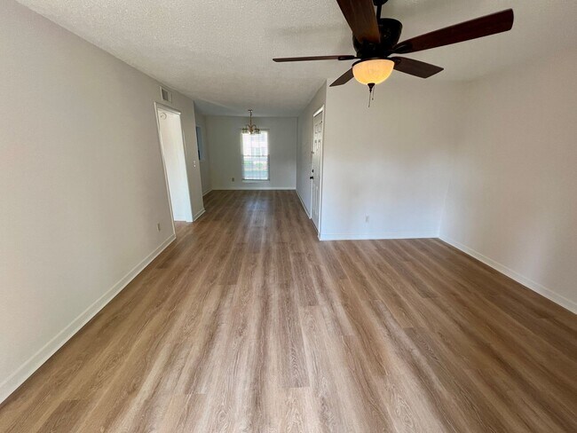 Building Photo - Spacious Forest Acres Condo!