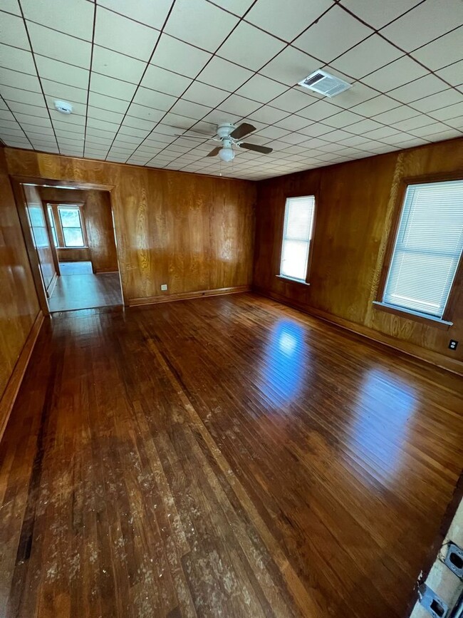 Building Photo - Great Home in Procter St!