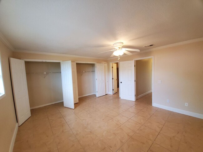 Building Photo - For Lease - Spacious 3 BR|1 BA Home, 10 Mi...