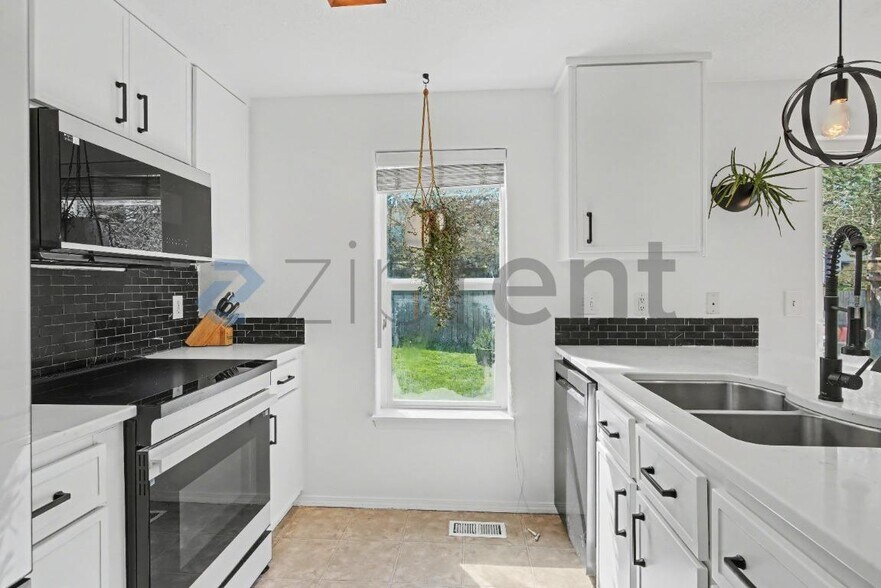 Building Photo - 19000 SW Strickland Dr