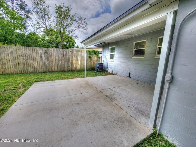 Building Photo - 3919 Skycrest Dr