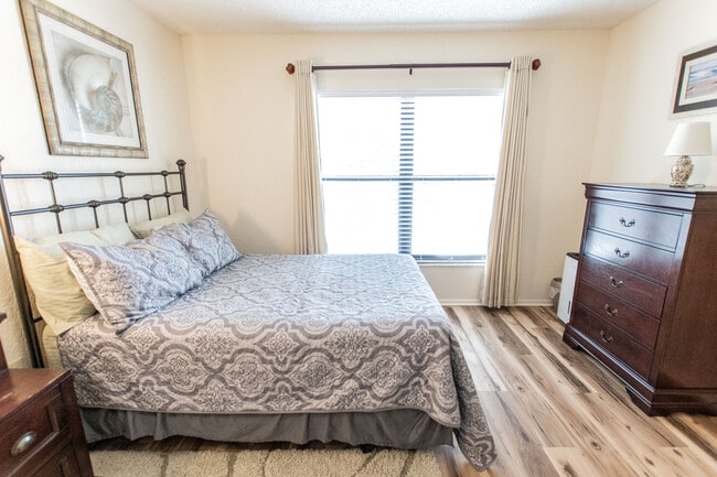 Building Photo - 1000 Cove Cay Dr