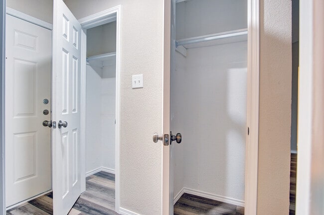 Building Photo - 2402 Ozark Dr