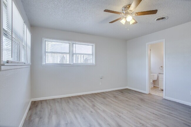 Building Photo - Large 4 bedroom!