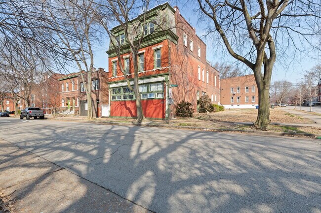 Building Photo - 2005 Lynch St