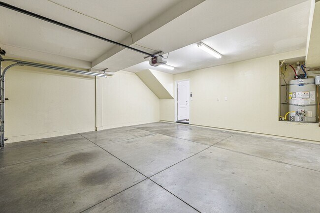 Building Photo - 3-Bedroom Townhome in Gated Bay Harbor