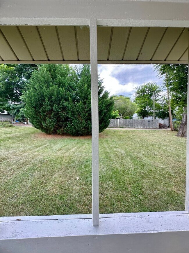 Building Photo - Beautifully Renovated 2 Bedroom 1 Bathroom...