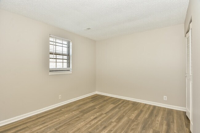 Building Photo - 4689 Long Branch Rd