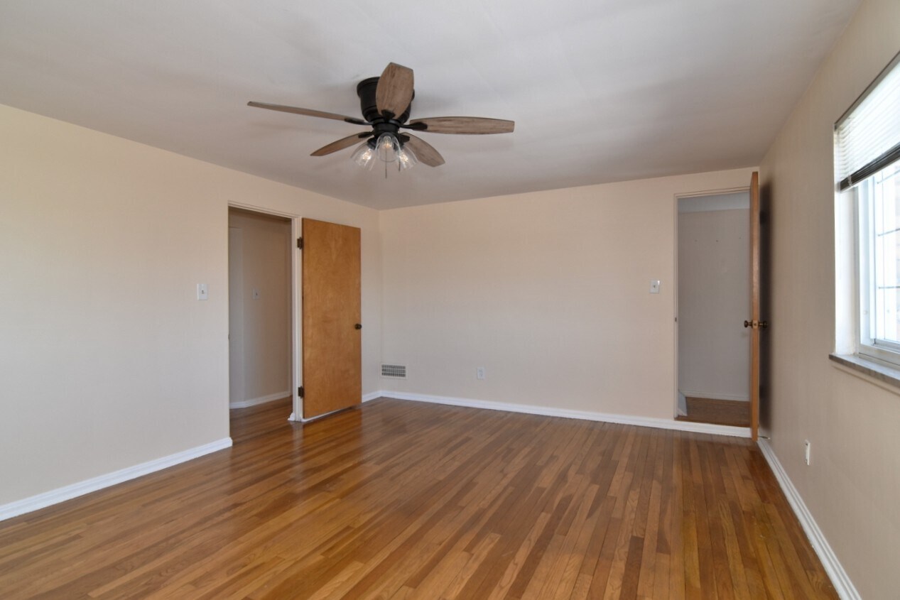 Building Photo - 2025 Riverside Dr