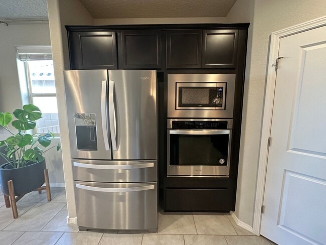 Building Photo - Beautiful Spacious Home!! Don't miss this ...
