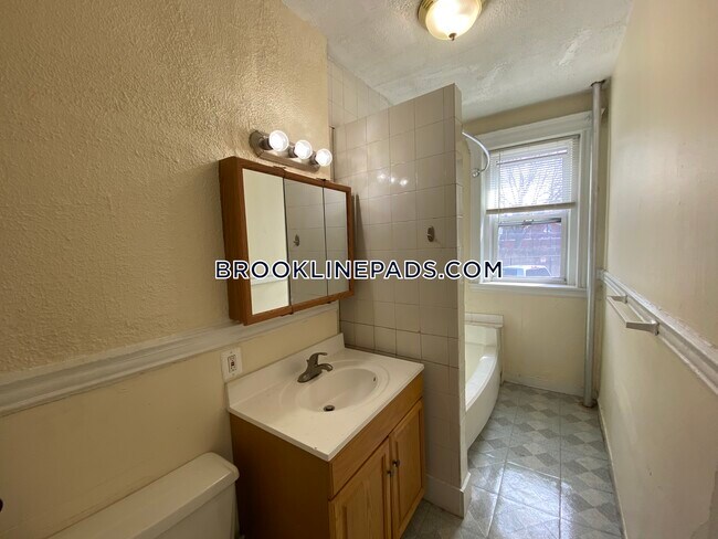 Building Photo - 360 Riverway