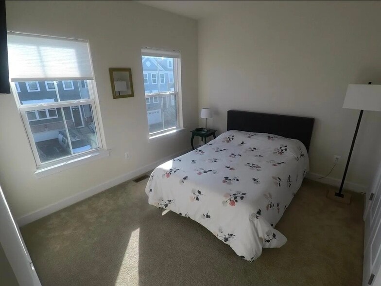 2nd bedroom, lots of light - 8828 Englewood Farms Dr