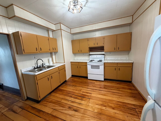 Building Photo - 489 Almond St