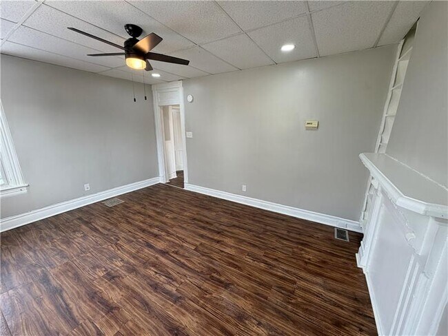 Building Photo - 306 E Wallace Ave