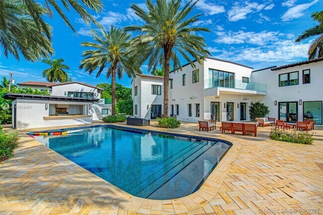 Building Photo - 2700 N Bay Rd