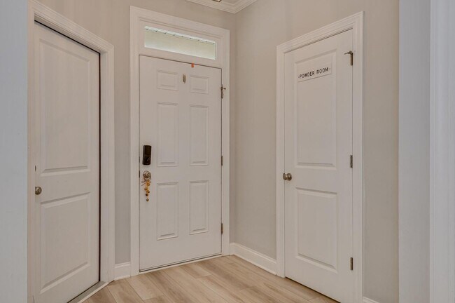 Building Photo - 596 Vinings Dr