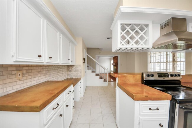 Building Photo - 11411 Briar Forest Dr